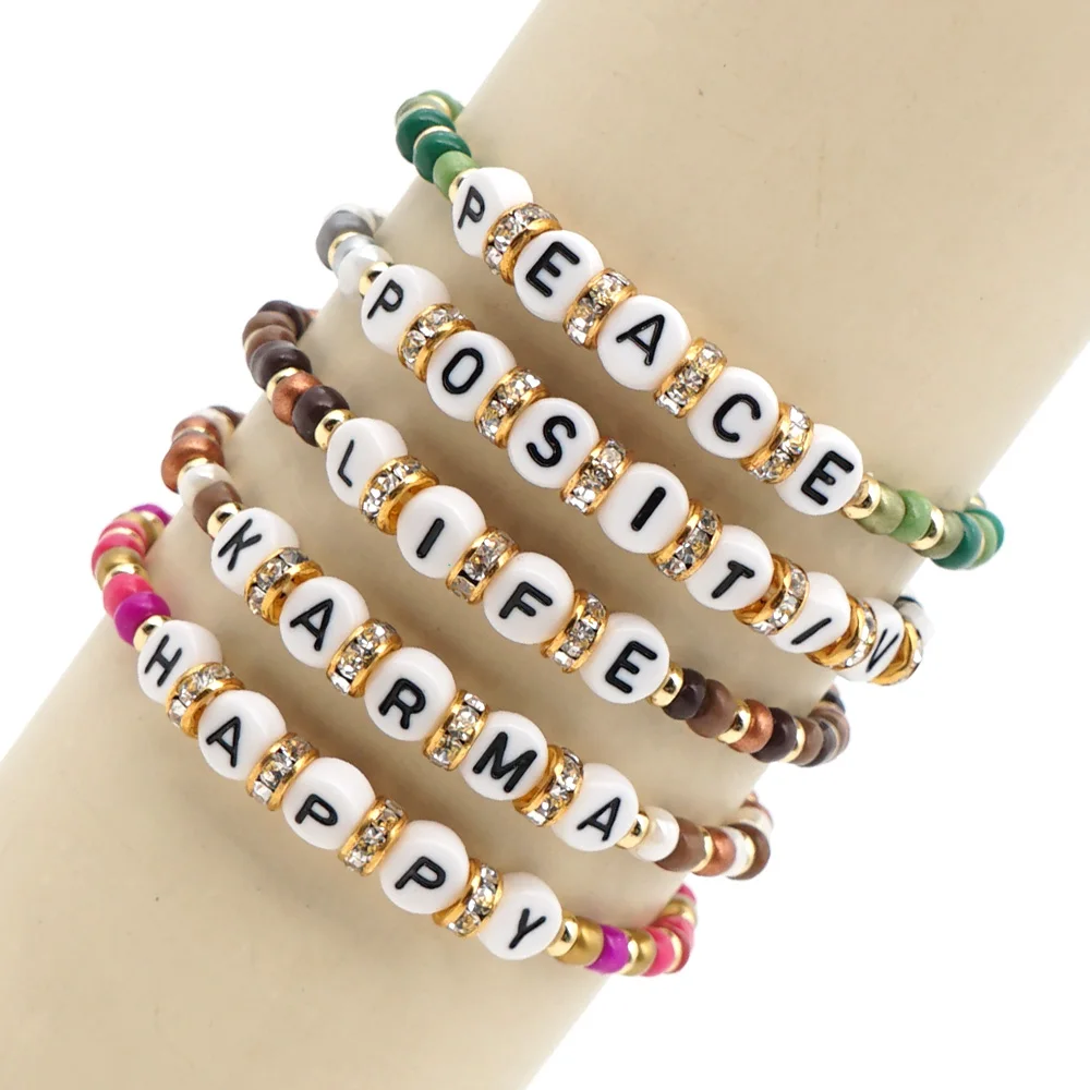 Женский браслет Go2Boho с буквенным принтом бусинами растягивающиеся летние