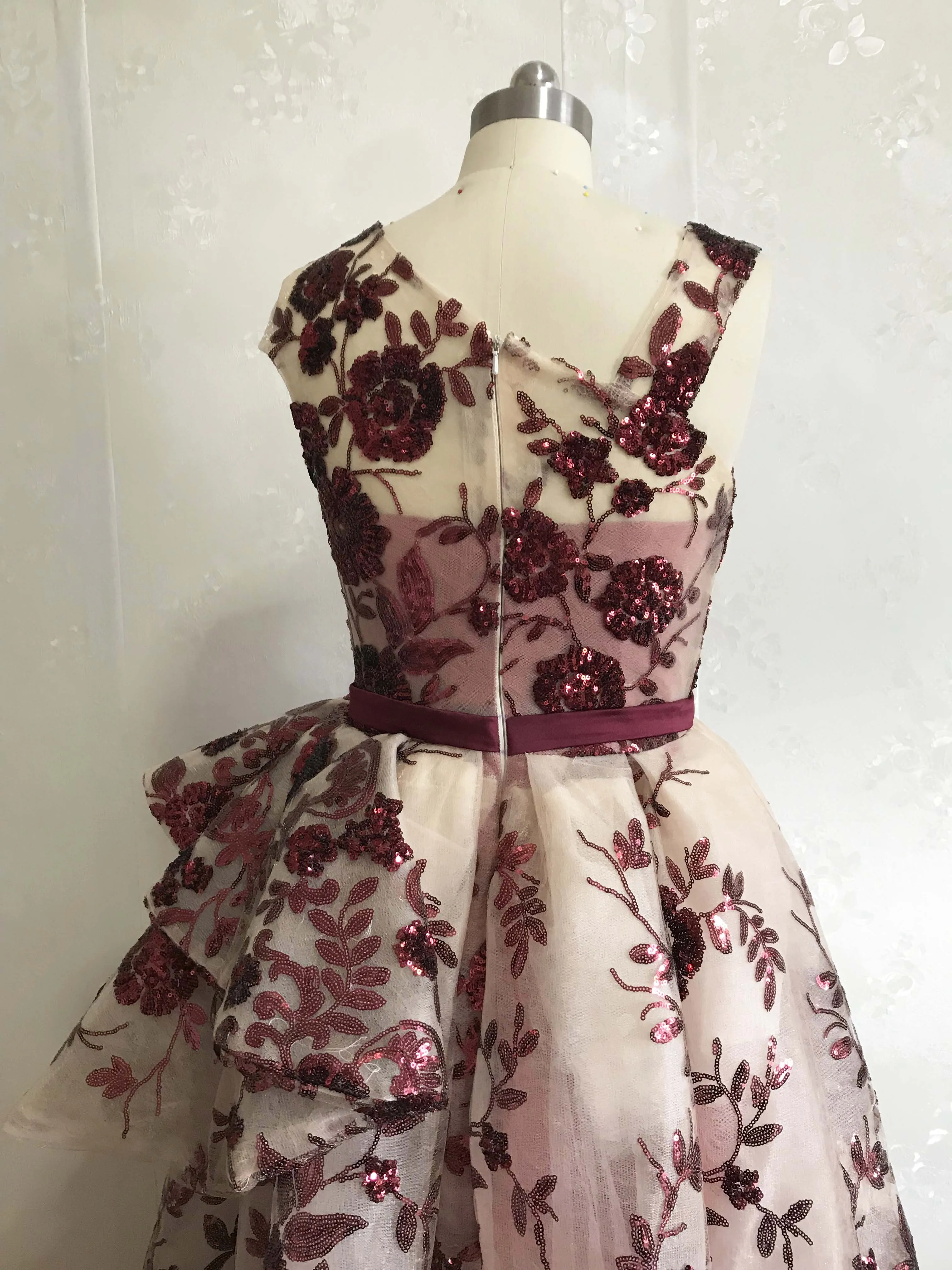 Новое поступление бордовые кружевные платья с V-образным вырезом и коротким