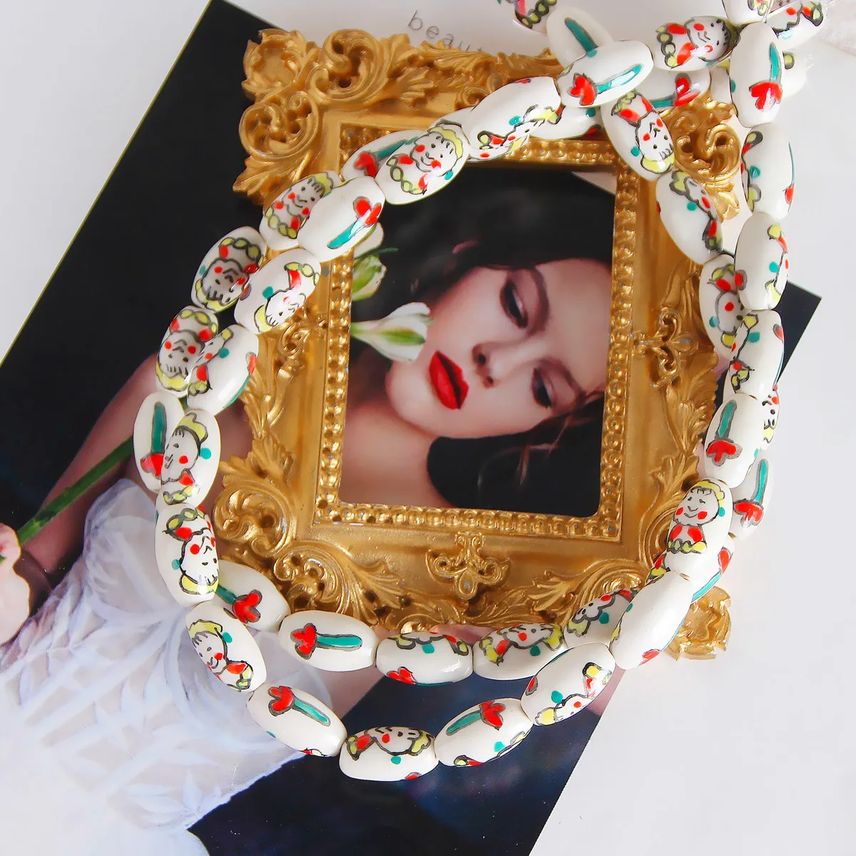 Японские ручной работы керамические бусины в стиле шоуа с антикварными куклами и разбросанными цветами для создания украшений своими руками.