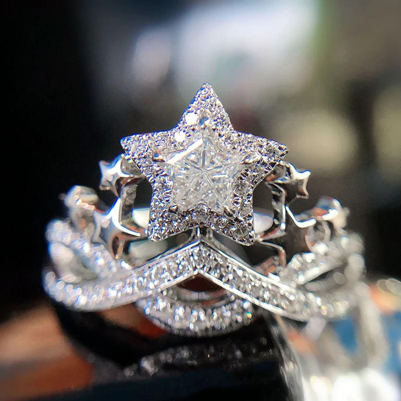 Женское кольцо с фианитом обручальное инкрустацией стразами и короной |