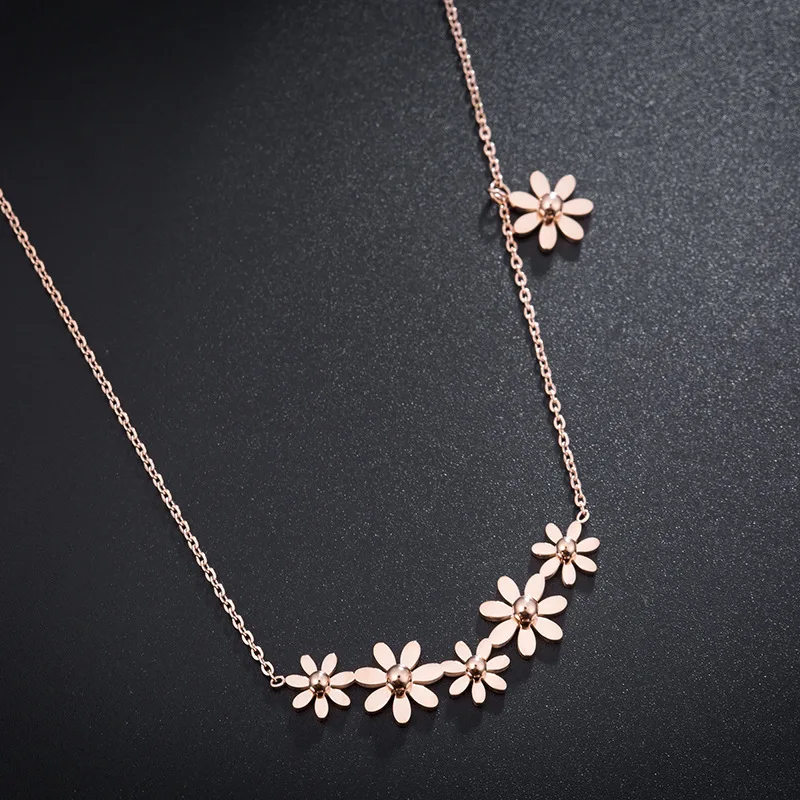 

2021 Korean Fashion Little Daisy Necklace Titanium Steel Necklace Short Six Small Chrysanthemum Necklace Women's Necklace