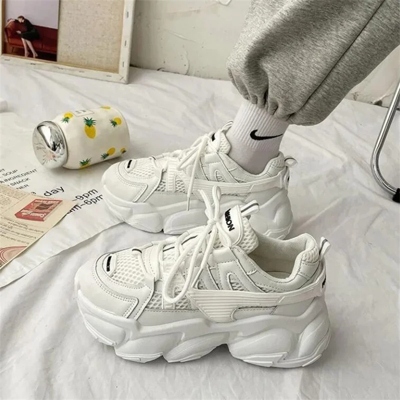 Женские классические кроссовки на массивной платформе Белые Повседневные в