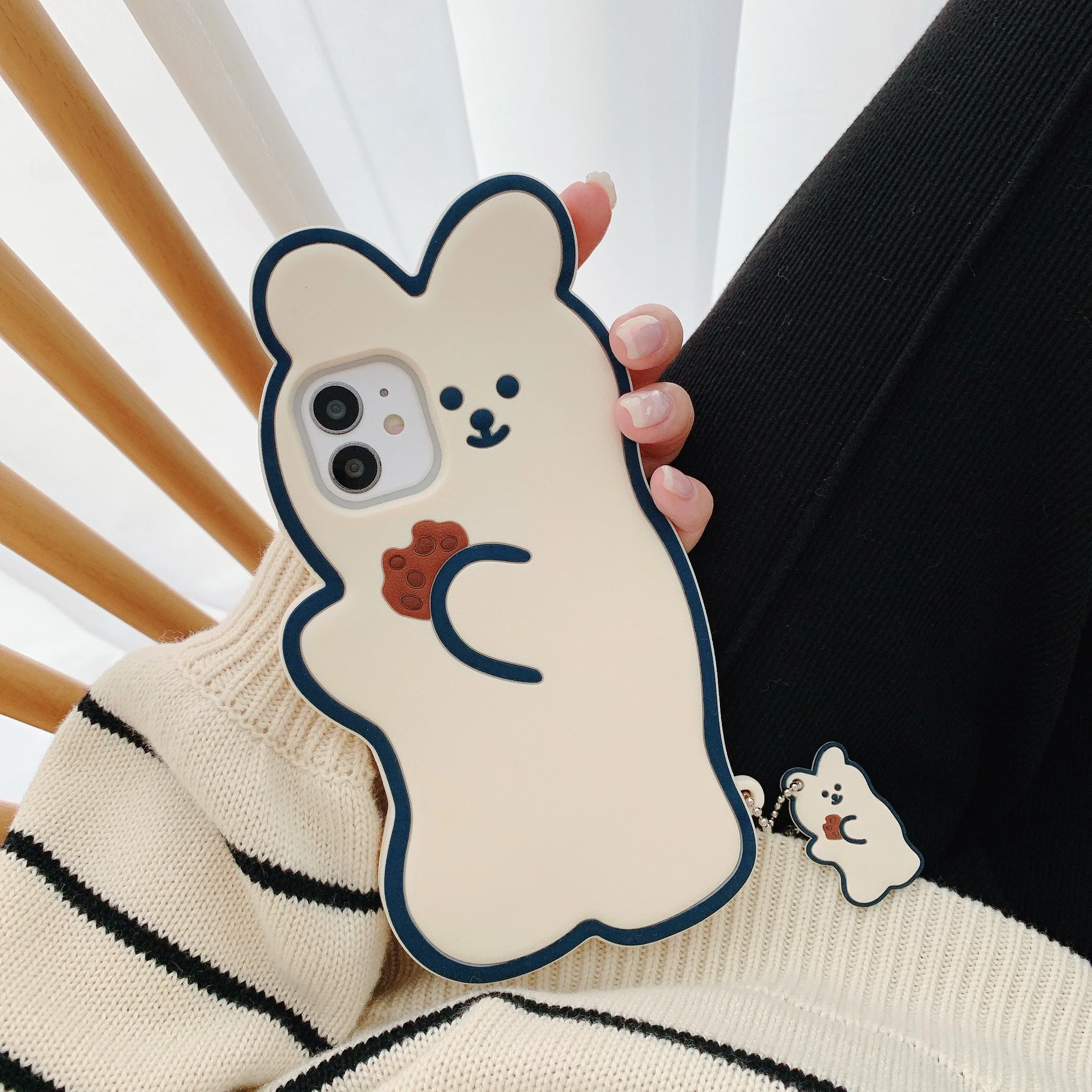 

The pattern of bear eating cookies is suitable for iPhone 11 and iPhone 12 series mobile phone cases