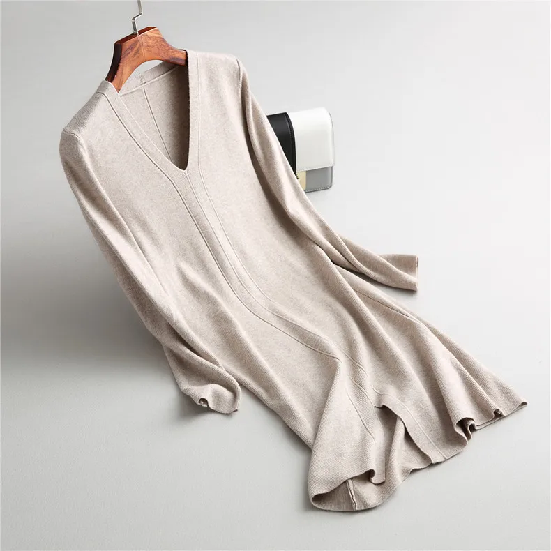 Женское трикотажное платье свитер с V образным вырезом однотонное эластичное