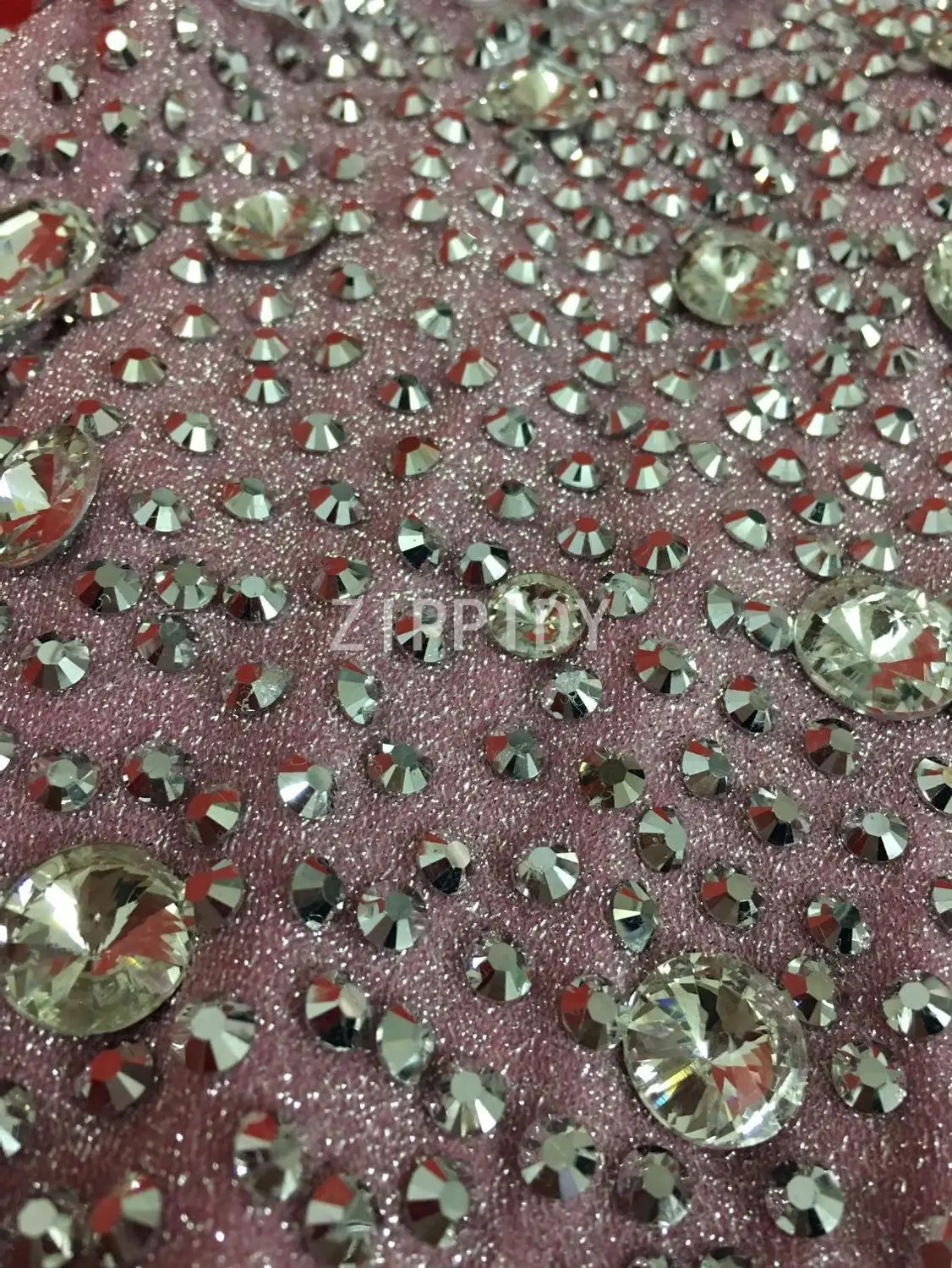 Соблазнительное розовое платье стразы с длинным хвостом для свадьбы дня