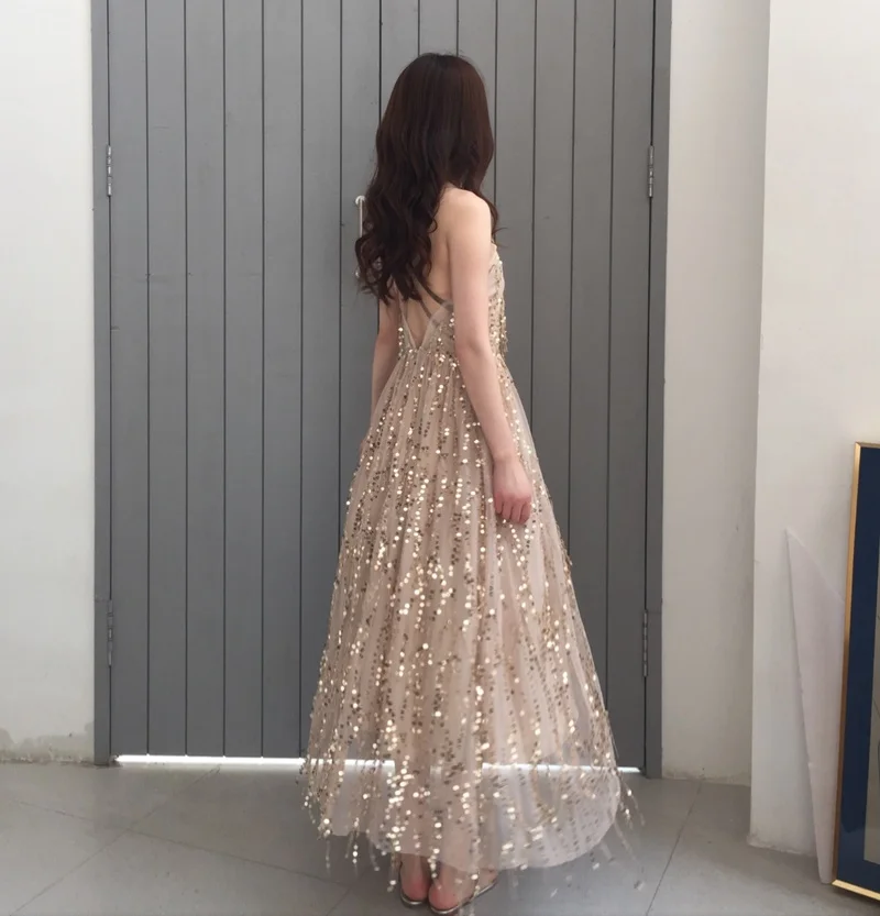 Женское вечернее платье с золотистыми блестками официальное на бретелях