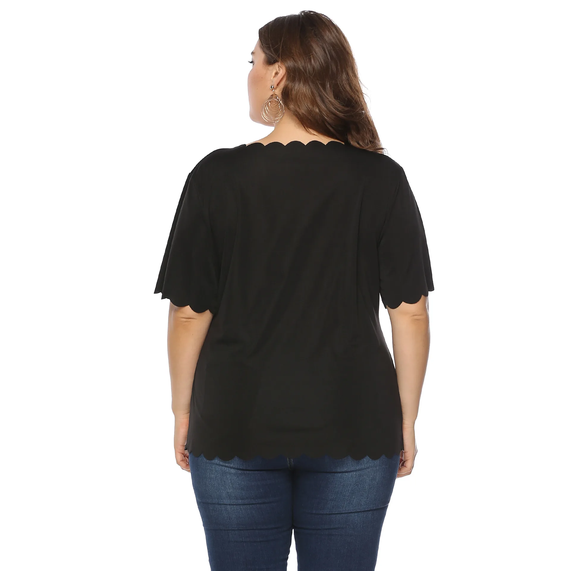 Летняя женская футболка однотонного размера плюс с волнистыми краями простые