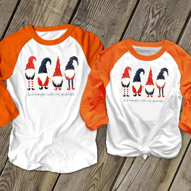 Женская рождественская футболка с длинным рукавом и надписью Just hangin with My Gnomies |
