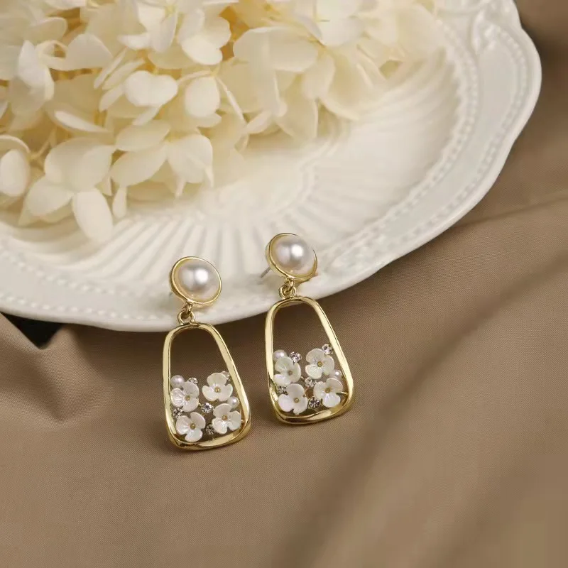 

Shell Flower Compact Pearl Geometric Earrings New Trendy S925 Silver Needle Light Luxury Earrings Women Korean Earrings Jewelry