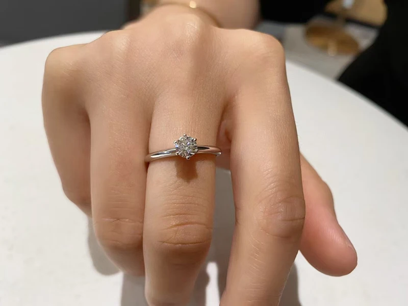 

LUOWEND 18K White Gold (AU750) Engagement Ring Trendy High Quality Elegant Moissanite Ring for Women Wedding Eternity Ring