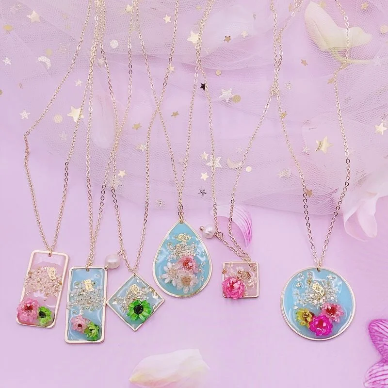 

Minar Sweet Multi Designs Real Dye Flowers Pendant Necklace for Women Square Water Drop Round Geometric Resin Choker Necklaces
