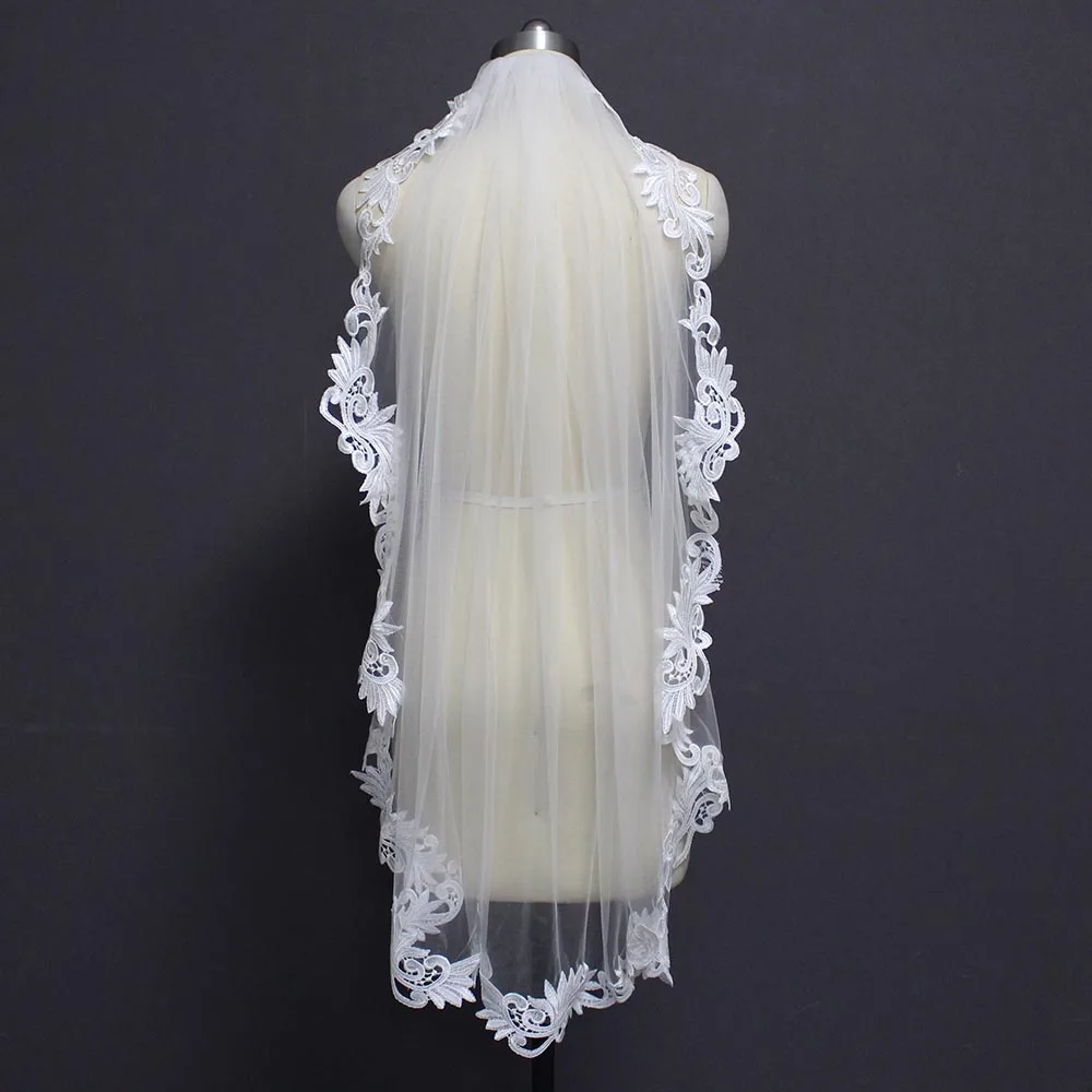 Фата свадебная короткая с гребнем элегантная кружевная 1 метр цвета слоновой