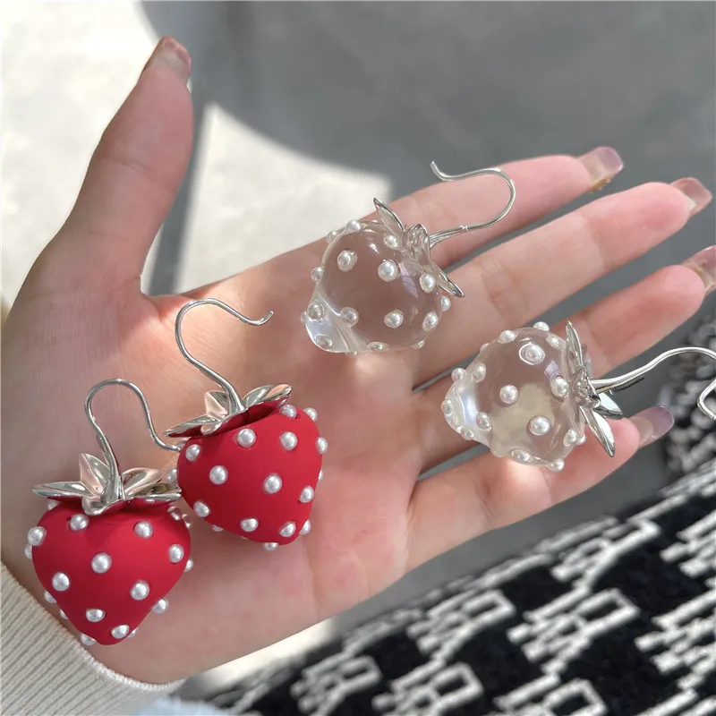 

2021 new Japanese Sweet Crystal Pearl Transparent Resin Strawberry Earhook Spring Summer Big Fruit Drop Earrings for Women Gifts