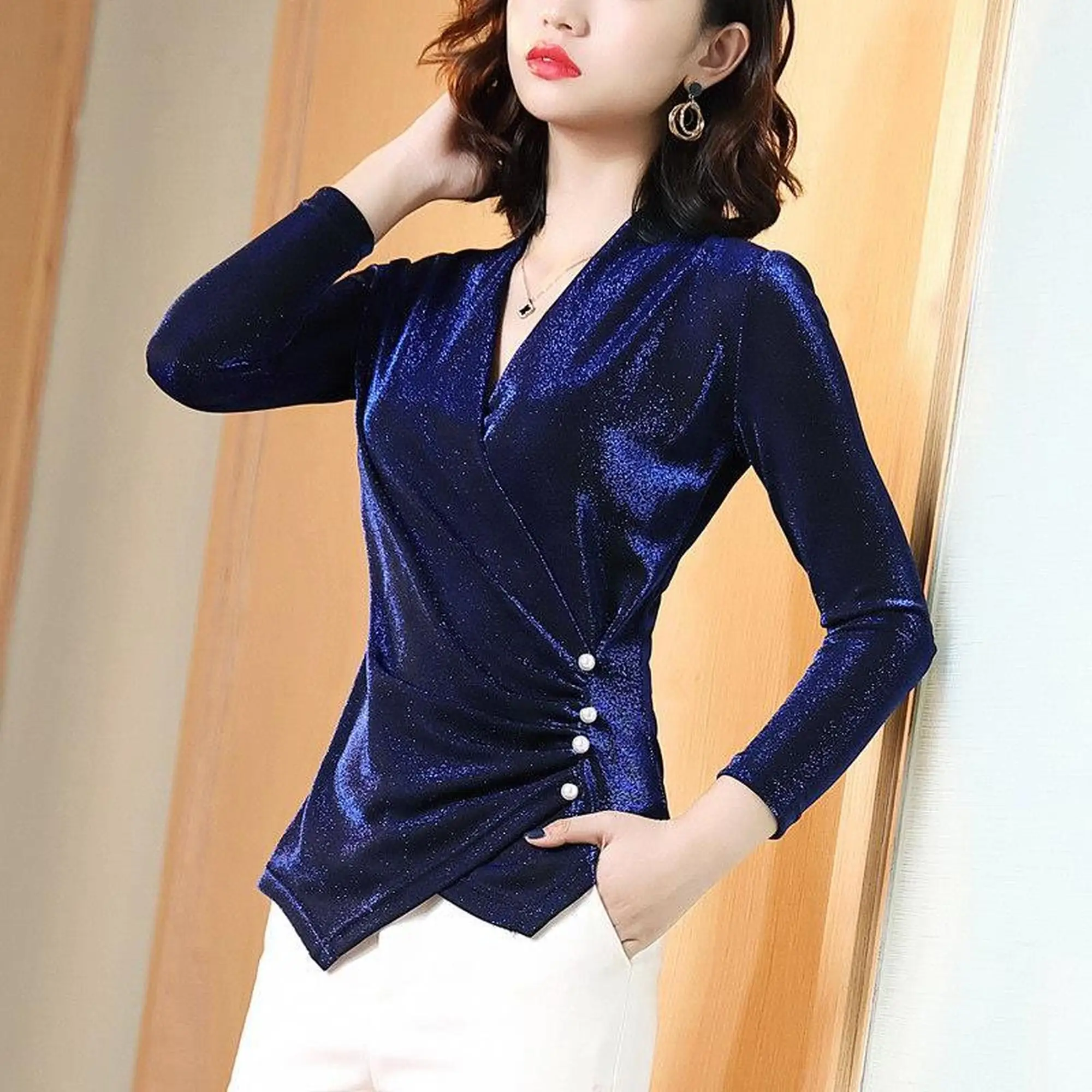 

V-neck solid color t-shirt women's 2020 spring and autumn temperament bottoming shirt long-sleeved bright silk slim top trend