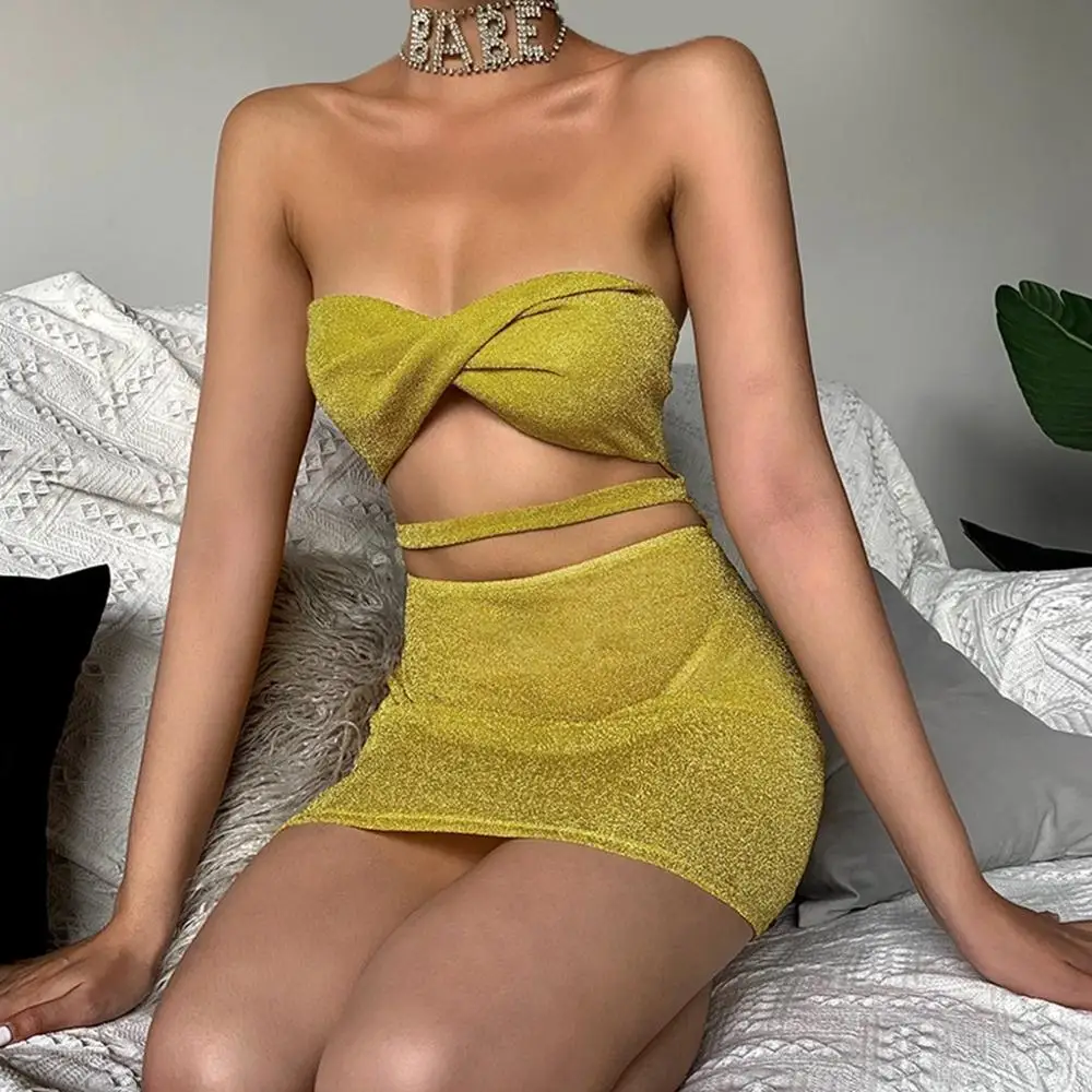 Женское платье однотонное облегающее грудь без бретелек с вырезом бедра