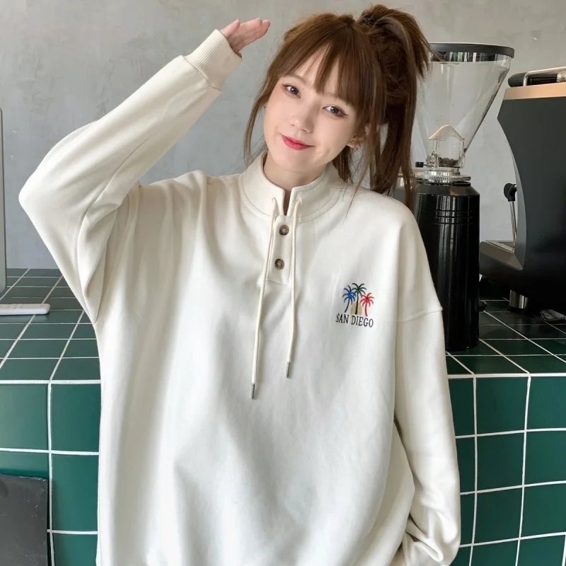 

Тонкий женский свитер с вышивкой