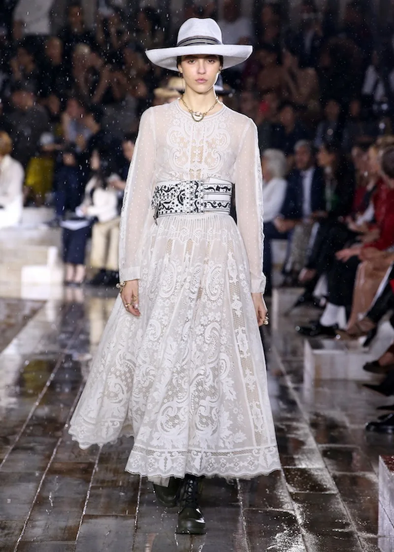 Женское вечернее кружевное платье макси модельное длинное белого цвета весна