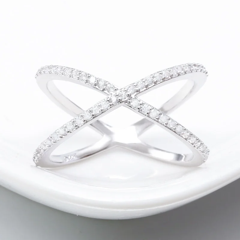 Роскошное кольцо из серебра 925 пробы с инкрустированным фианитом роскошное