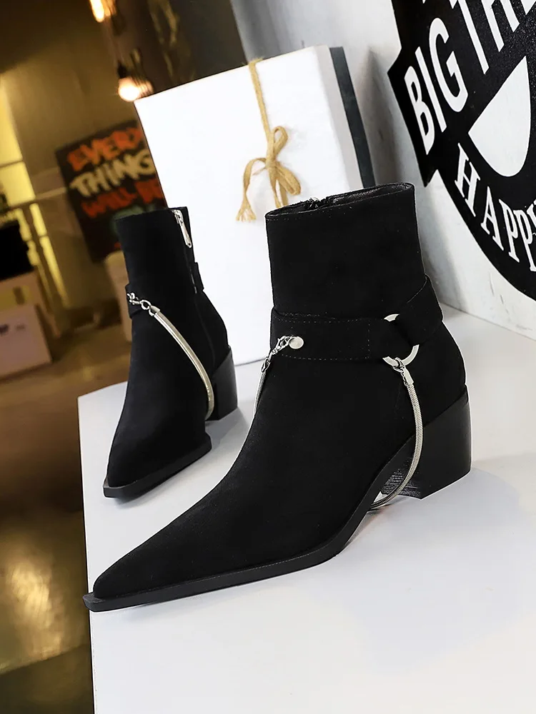 

Knight Thick Boots to Restore Ancient ways with metal chain decoration suede Pointed boots female fashion in 2021