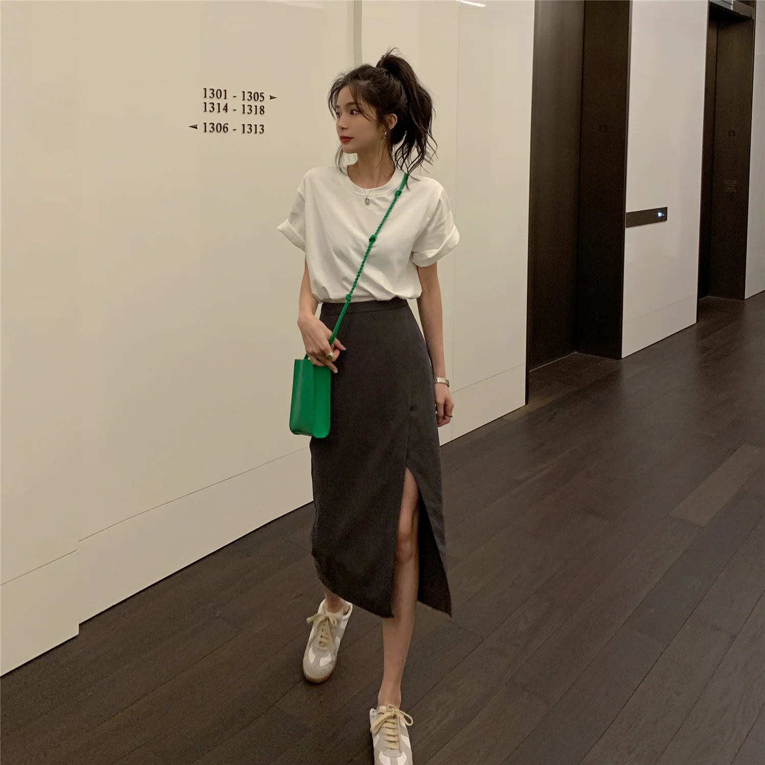 Черная юбка женская дизайнерская с неравномерным разрезом лето 2021 тонкая