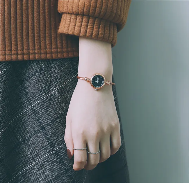 Rose gold black Небольшой свежий модный браслет Женские часы Простой дропшиппинг женские наручные часы ретро кофе сталь женские кварцевые часы - Цвет: Rose gold black