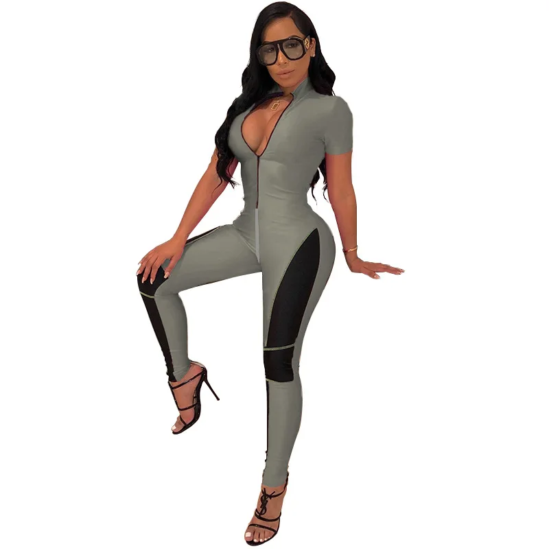 Комбинезон женский облегающий с глубоким V образным вырезом и коротким