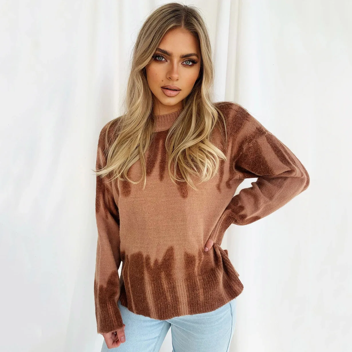 

2020 England Style Fashion Graffiti print solid color O-Neck sweater