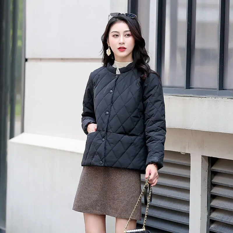 Женская короткая куртка-пуховик черная или белая приталенная теплая из хлопка