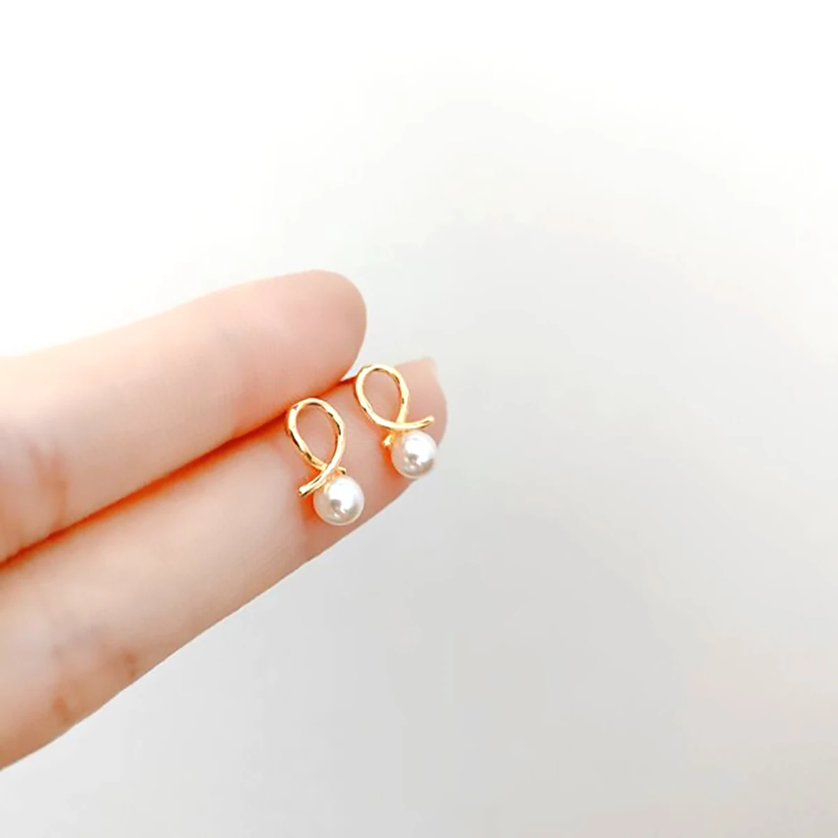 

2021 Trend Women Jewelry Pearl Earrings Female Simple Shell Bead Hollow Earrings Cold Stainless Steel Earrings Pendientes