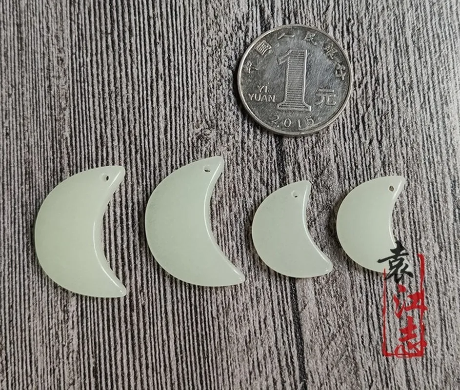 

Men and women's Night Light Pendant moon luminous necklace gem Charm Jewelry moon type luminous pendant 3 color selection gift