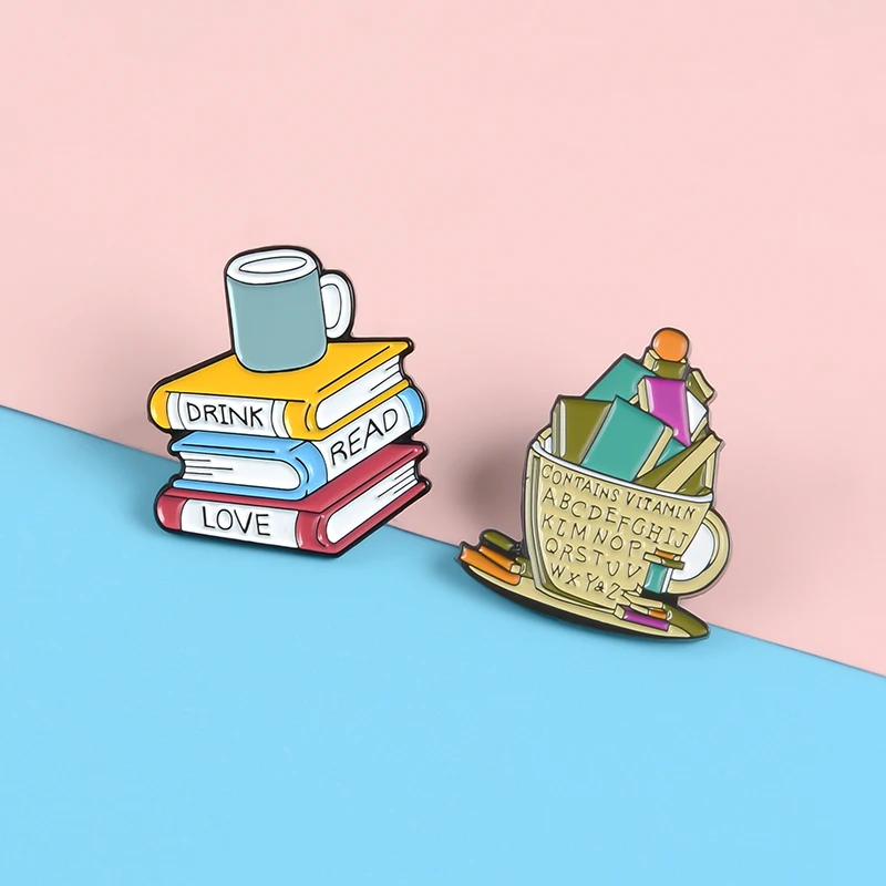 Эмалированная брошь в виде кофейной чашки и книжки с витамином 26 английская