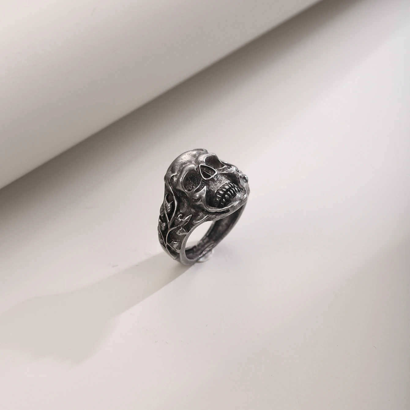

Vintage Black Skeleton Rings For Women Man Punk Metallic Geometric Simple Couple Hip Hop Finger Rings Trend Jewelry Gifts