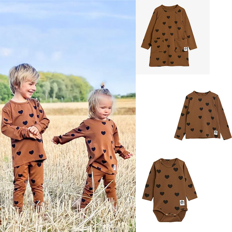 Унисекс Одежда для маленьких мальчиков детей с узором из сердечек костюм