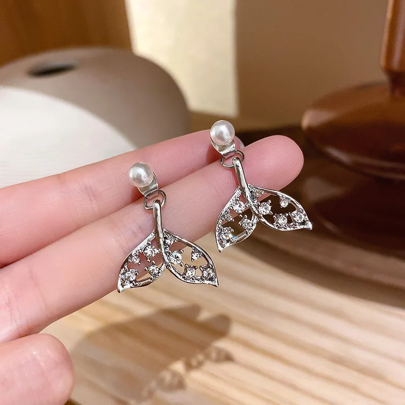 

French Light Luxury Minority Design Fashion Temperament Versatile Diamond Inlaid Fishtail Pearl Net Red Earrings Female