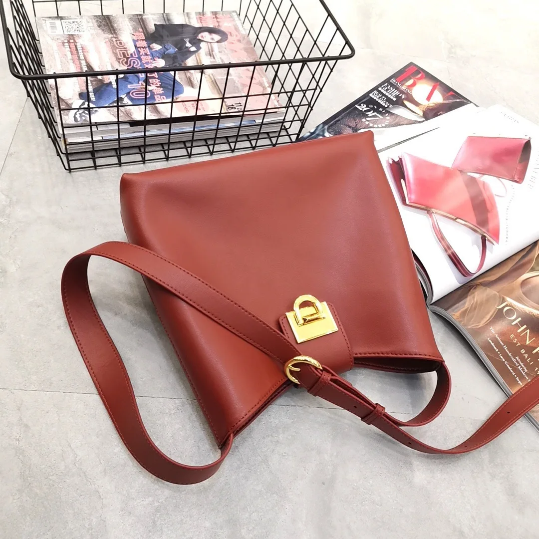 

Women's bag 2021 new trend fashion commuting bucket bag large capacity leisure one shoulder slung soft leather bag