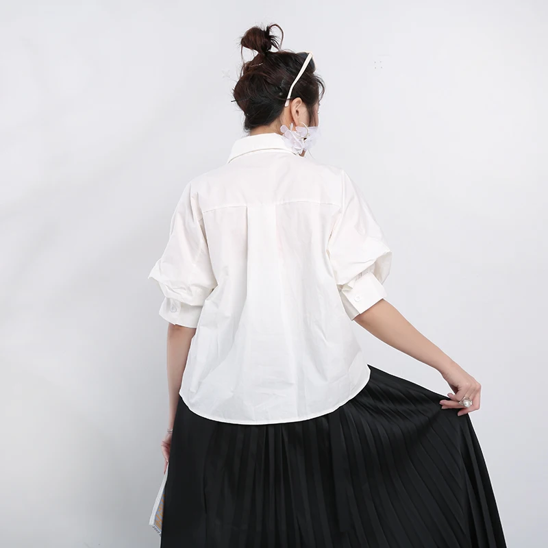 

[EAM] Women White Big Size Short Pleated Blouse New Lapel Bat Sleeve Loose Fit Shirt Fashion Tide Spring Summer 2021 1DD714900