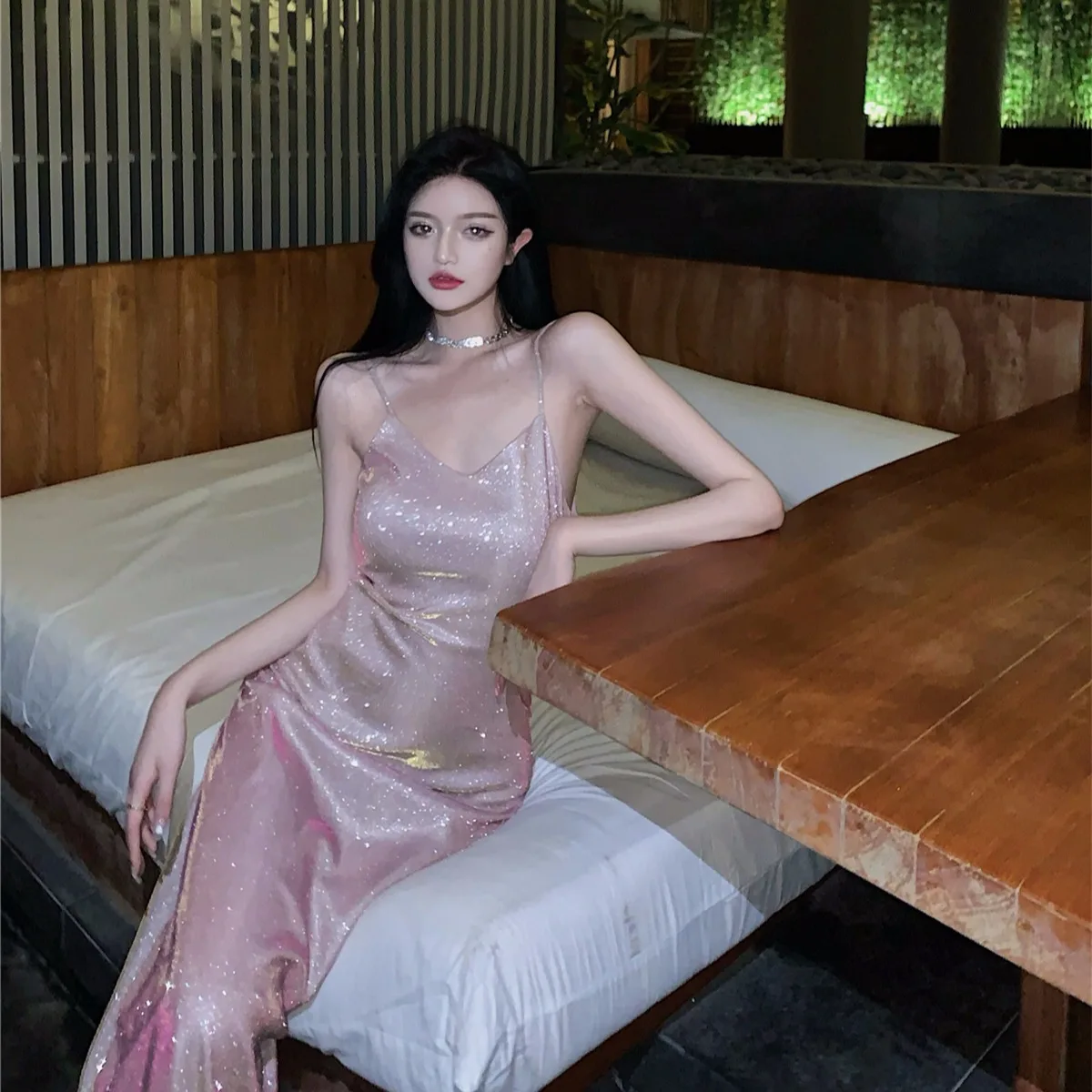 Пикантное платье в гонконгском ретро стиле с V образным вырезом блестящее