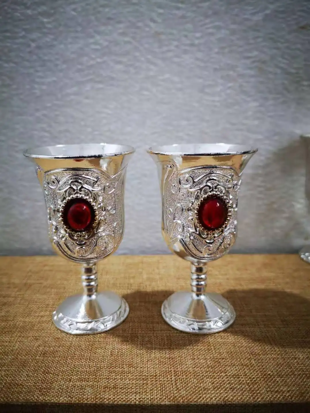 Искусственная резьба и инкрустация красных бусин винная чашка металлическая