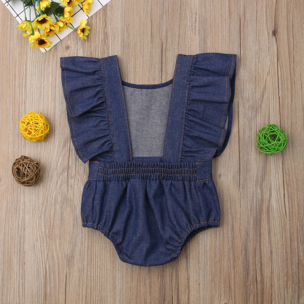 В наличии в Великобритании джинсовый комбинезон с оборками для маленьких