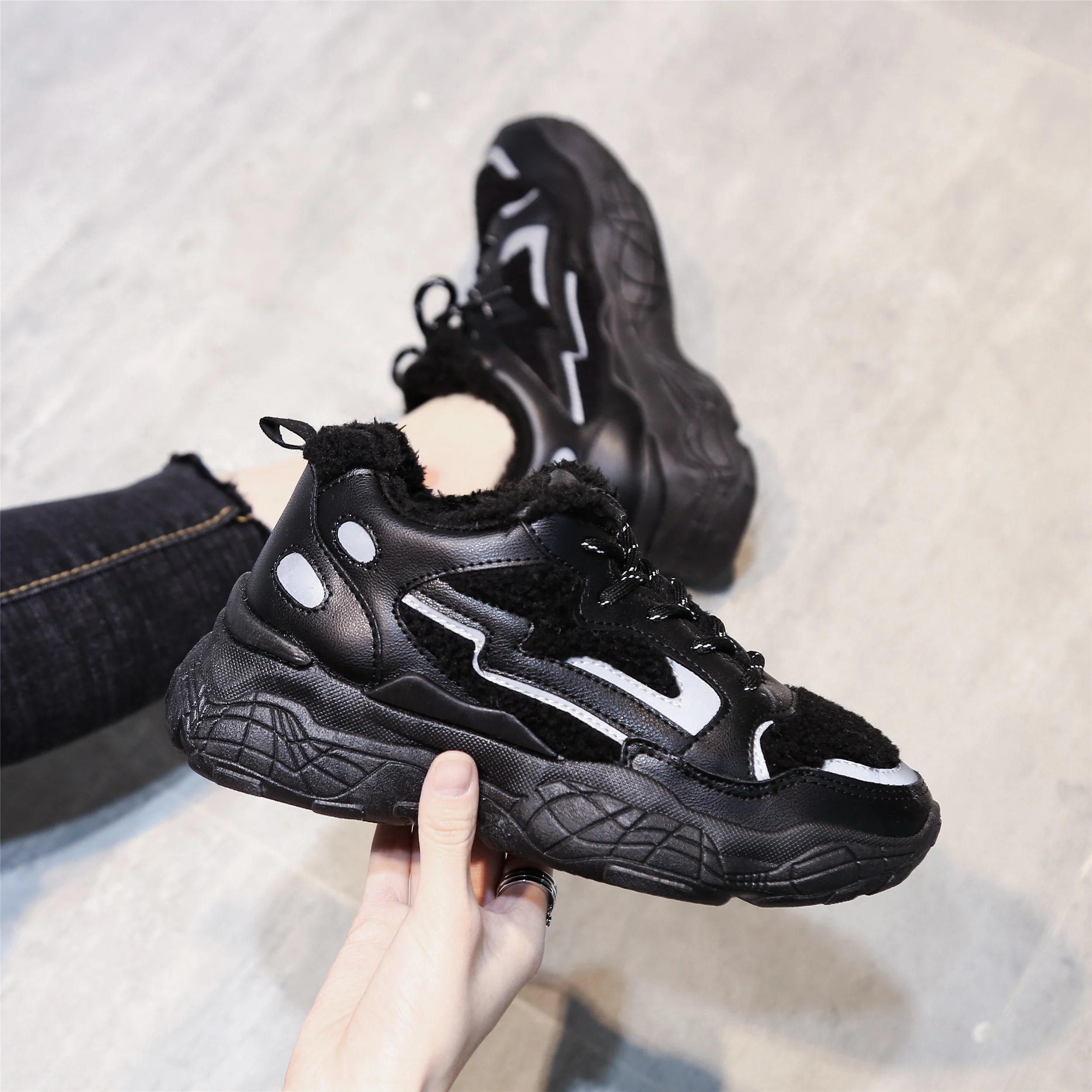 Женские кроссовки из хлопка и плюша черные зимние кашемировые туфли для бега