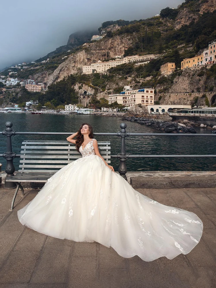 

MNGRL Wedding Dress Luxury Retro V-neck Sleeveless White Lace Bridal Dresses Backless Tail Plus Size Wedding Gown