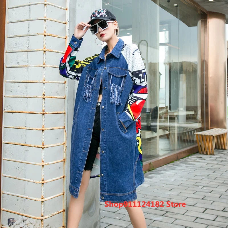 

Женская джинсовая куртка с лацканами, демисезонная Модная брендовая куртка большого размера средней и длинной с принтом граффити