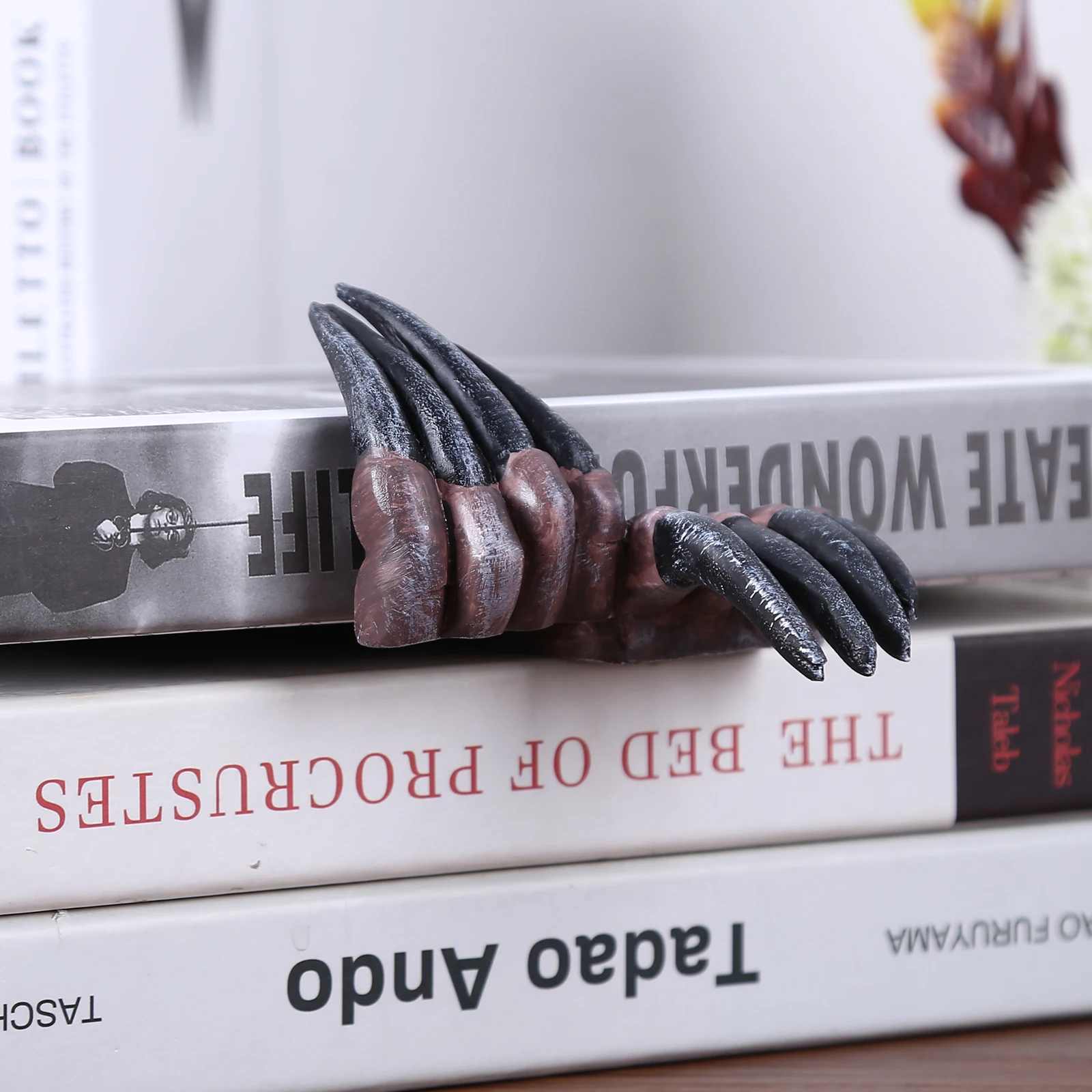 

Thriller Devil's Hand Bookmark-ResinHand of Spook Bookmark, 3D Stylish Halloween Bookmark Gift for Home Library Bookshelf Decor