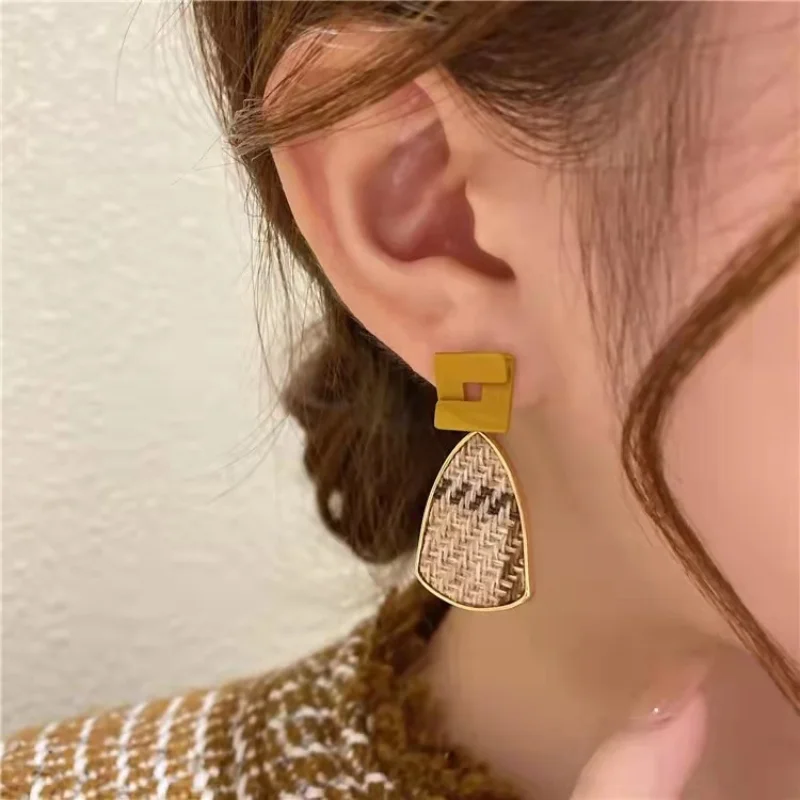 

Retro French All-match Earrings Female Autumn/winter New Trendy High-end Luxury Light Luxury Niche Temperament Earrings Earrings