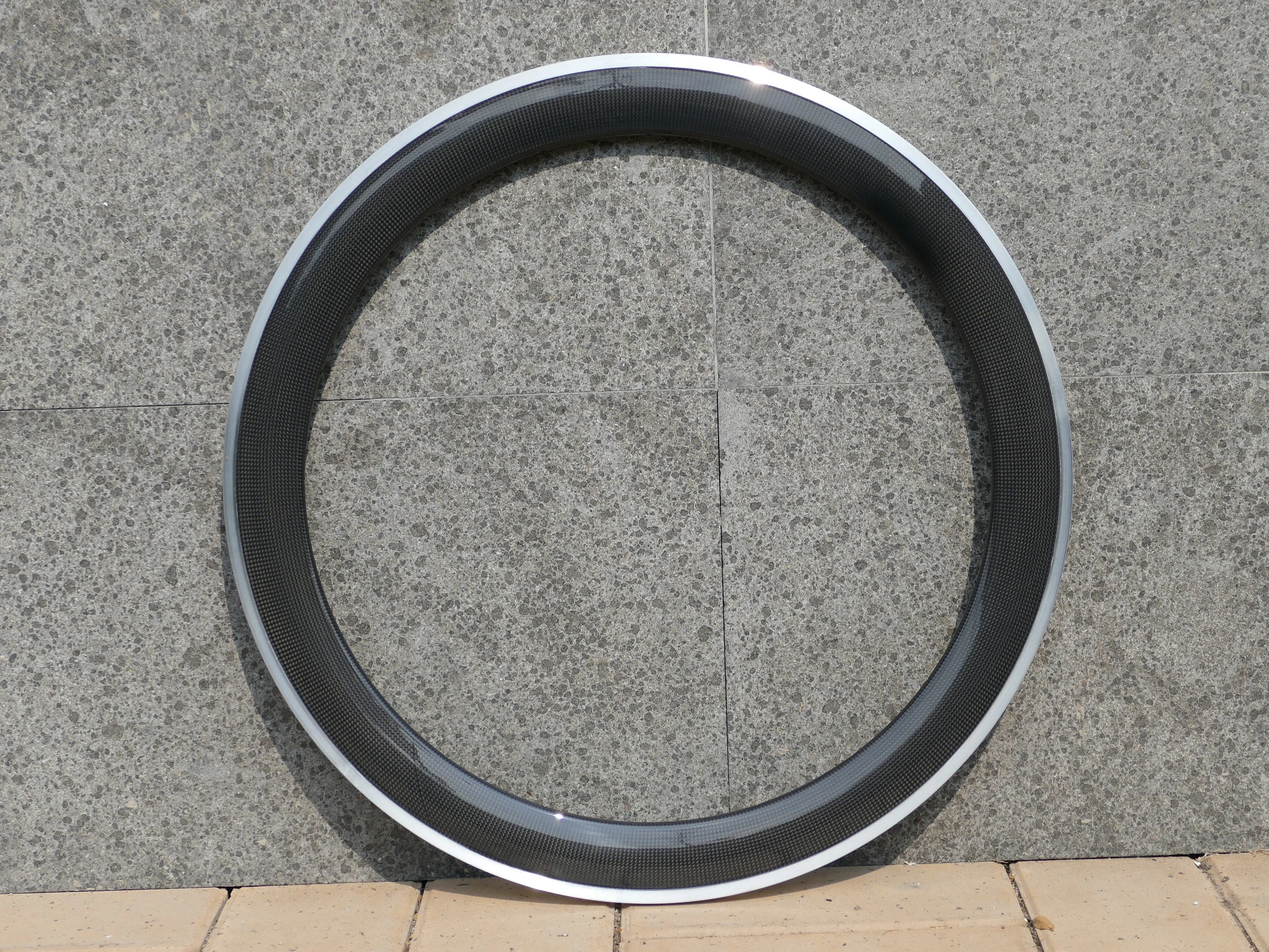 В комплект входит 1 пара ободов полностью карбоновые колесные диски для