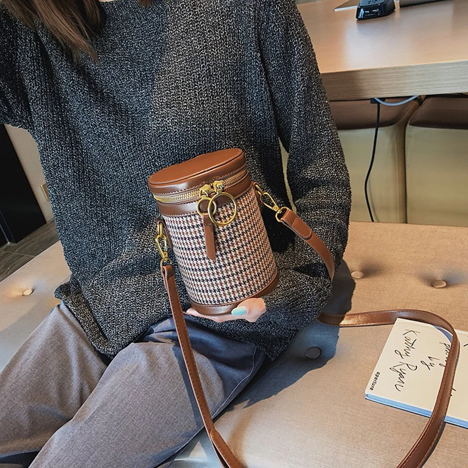 Женская сумка мешок через плечо мессенджер в клетку модная однотонная сумочка