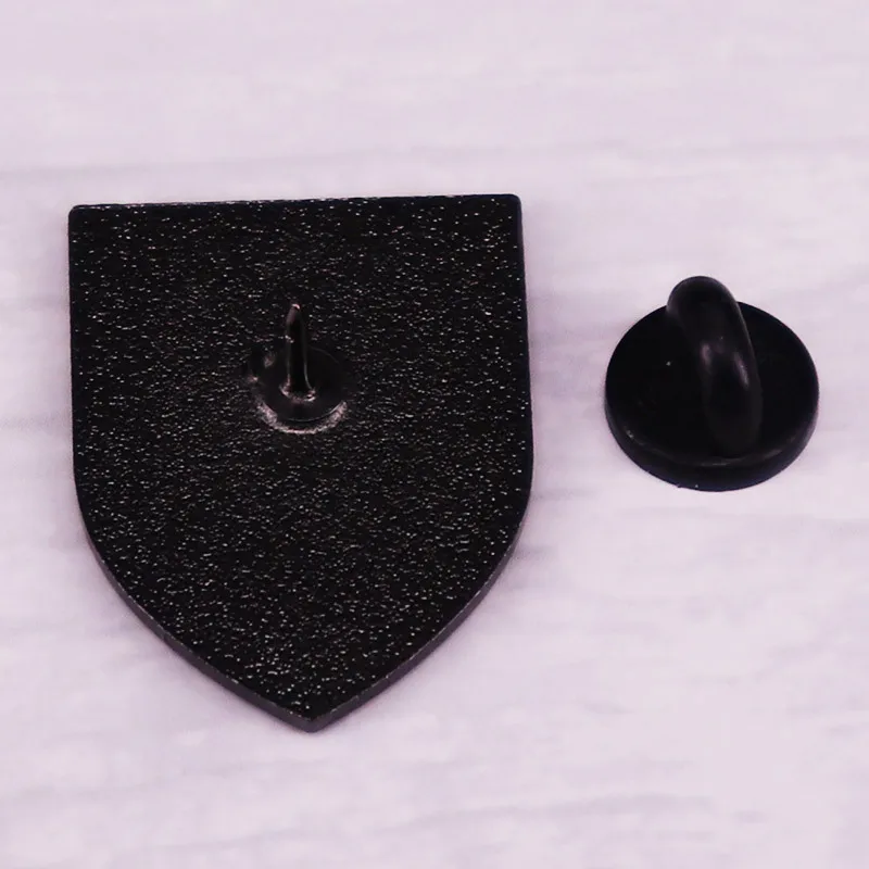 Металлическая брошь в стиле милитари с эмалью |