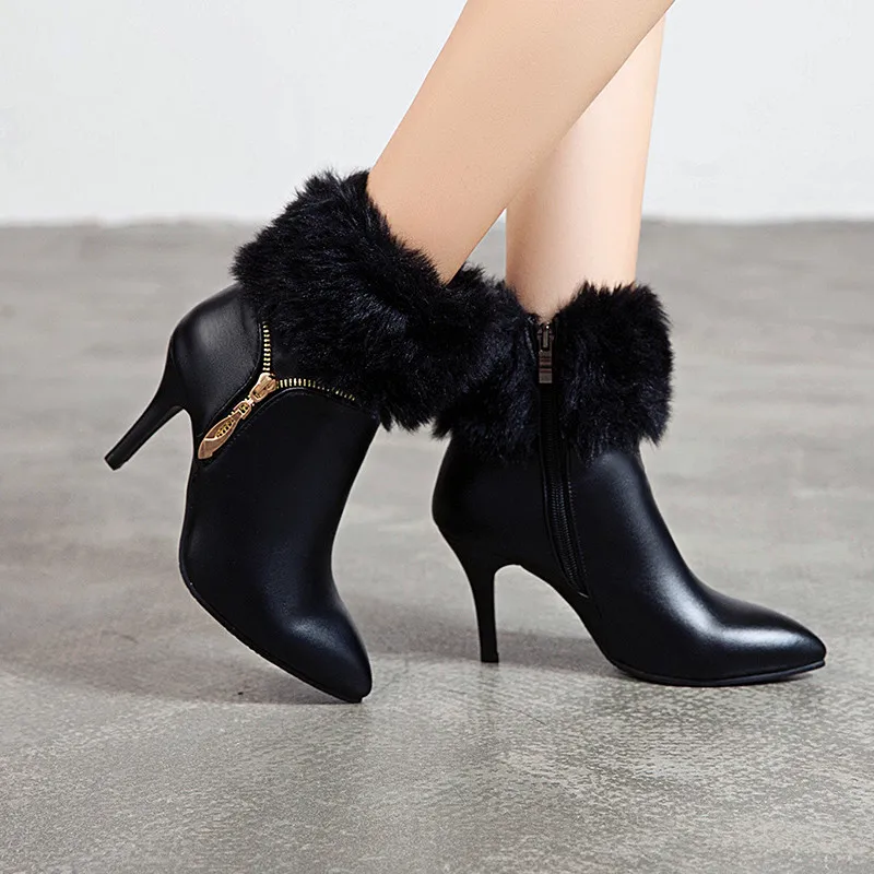 Новинка 2019 г. Модные женские зимние сапоги короткие однотонные на тонком каблуке