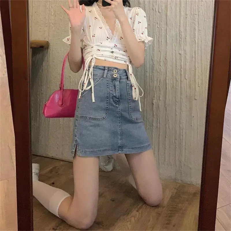 

Женская джинсовая юбка в стиле ретро