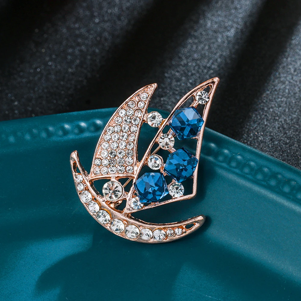 

Bule Enamel Sailboat Brooches Women Trendy Alloy New Design Boat Brooch Pin For Women Men Hats Scarf Buckle Metal Badges 2021